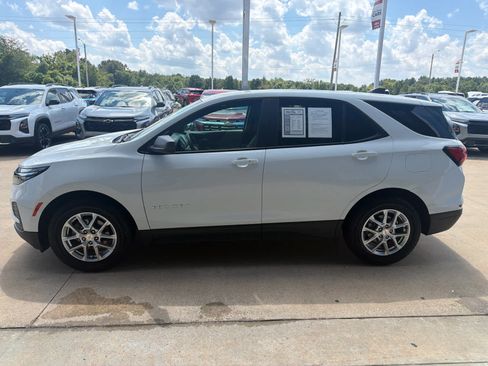 Used 2022 Chevrolet Equinox LS w/ LS Convenience Package FWD image 2