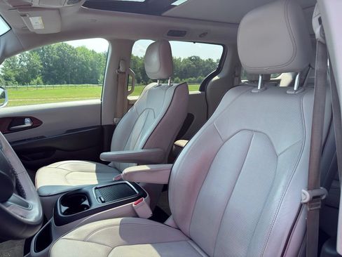 Used 2017 Chrysler Pacifica Limited w/ Advanced Safetytec Group FWD image 19