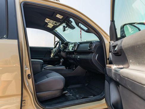 Used 2018 Toyota Tacoma TRD Off-Road AWD/4WD image 12