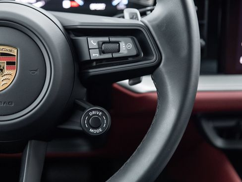 Certified 2025 Porsche Cayenne E-Hybrid Coupe AWD/4WD image 16