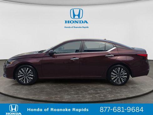 Used 2024 Nissan Altima 2.5 SV FWD image 2
