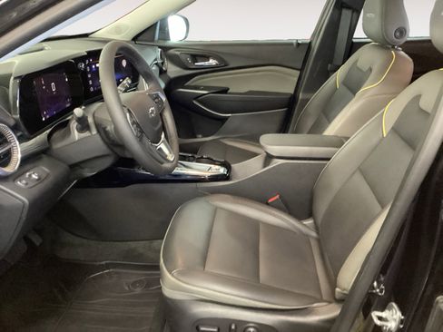 Used 2025 Chevrolet Trax ACTIV w/ Sunroof Package FWD image 9