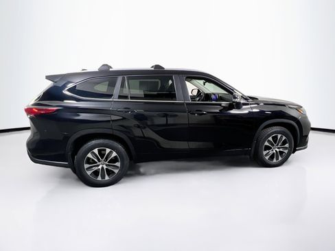 Used 2023 Toyota Highlander XLE image 4