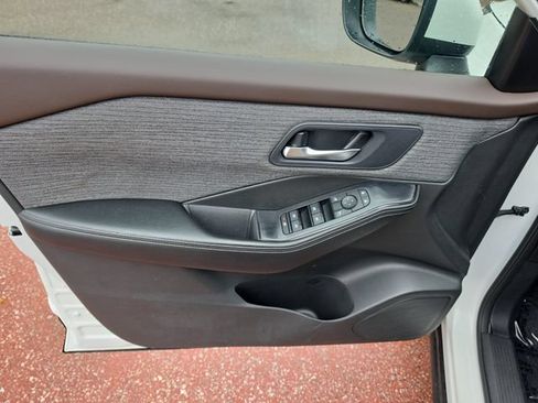 Used 2023 Nissan Rogue SV AWD/4WD image 10