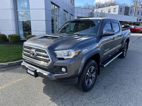 Used 2016 Toyota Tacoma TRD Sport image 4