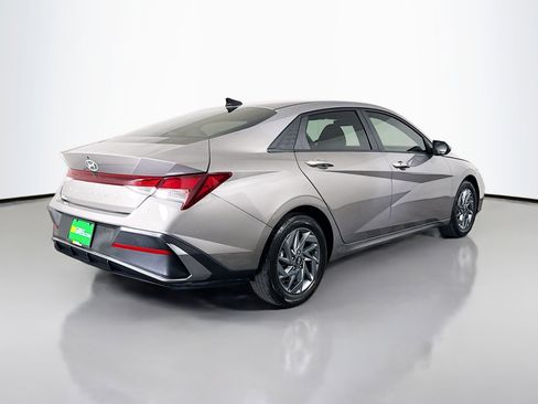 Used 2024 Hyundai Elantra SEL FWD image 10