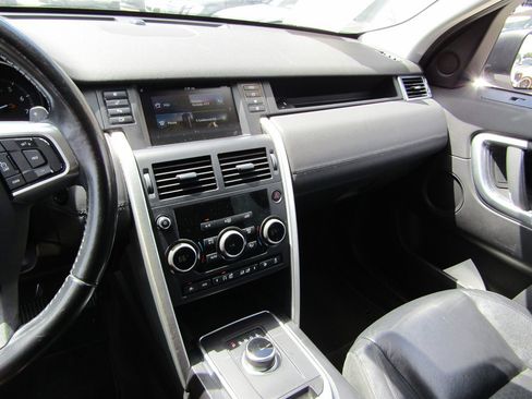 Used 2017 Land Rover Discovery Sport SE image 12