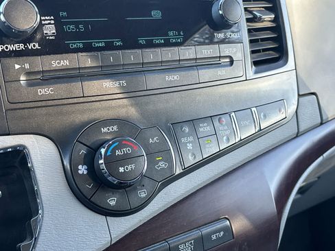 Used 2013 Toyota Sienna XLE image 14