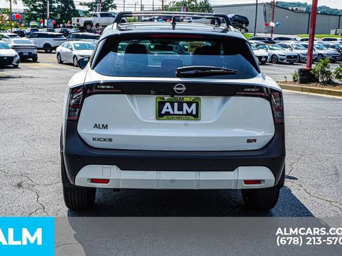 Used 2025 Nissan Kicks SR FWD image 11