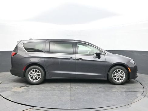 Used 2023 Chrysler Voyager LX FWD image 6