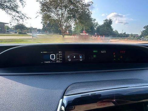 Used 2019 Toyota Prius LE FWD image 16