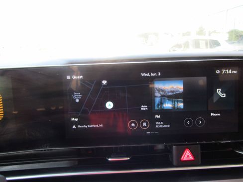 Used 2025 Kia Carnival FWD image 16