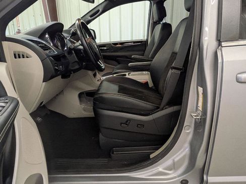 Used 2020 Dodge Grand Caravan SXT w/ Rear Park Assist Package image 17