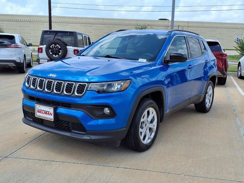 Used 2024 Jeep Compass Latitude AWD/4WD image 4