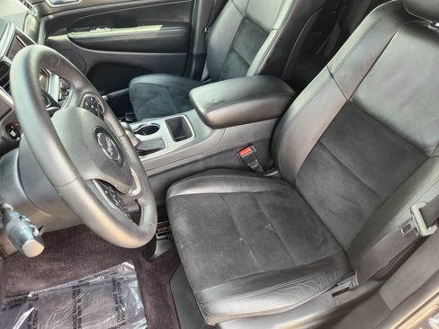 Used 2018 Jeep Grand Cherokee Altitude RWD image 12