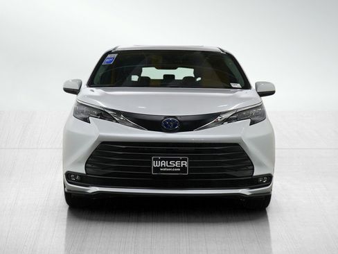 Used 2025 Toyota Sienna XLE image 8