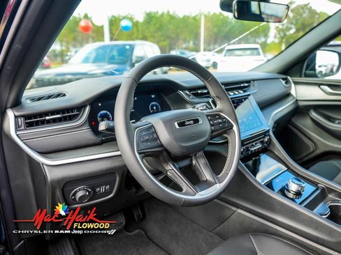 Used 2025 Jeep Grand Cherokee Laredo image 13