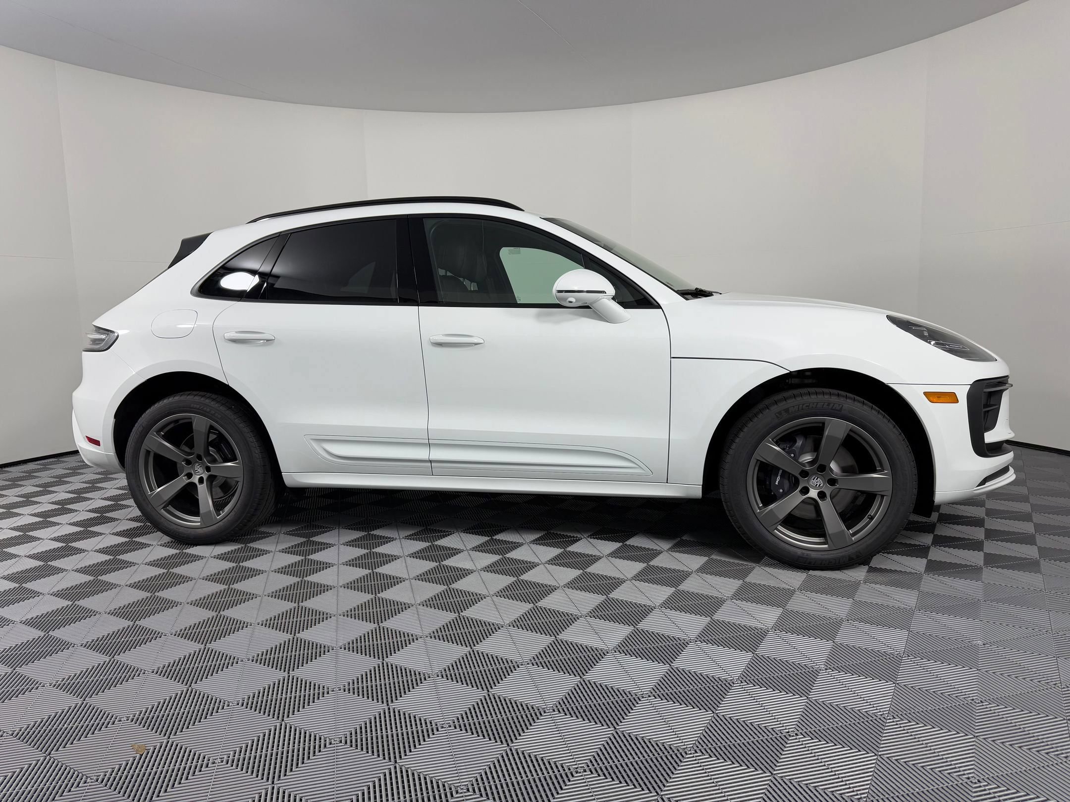 Certified 2026 Porsche Macan AWD/4WD image 8