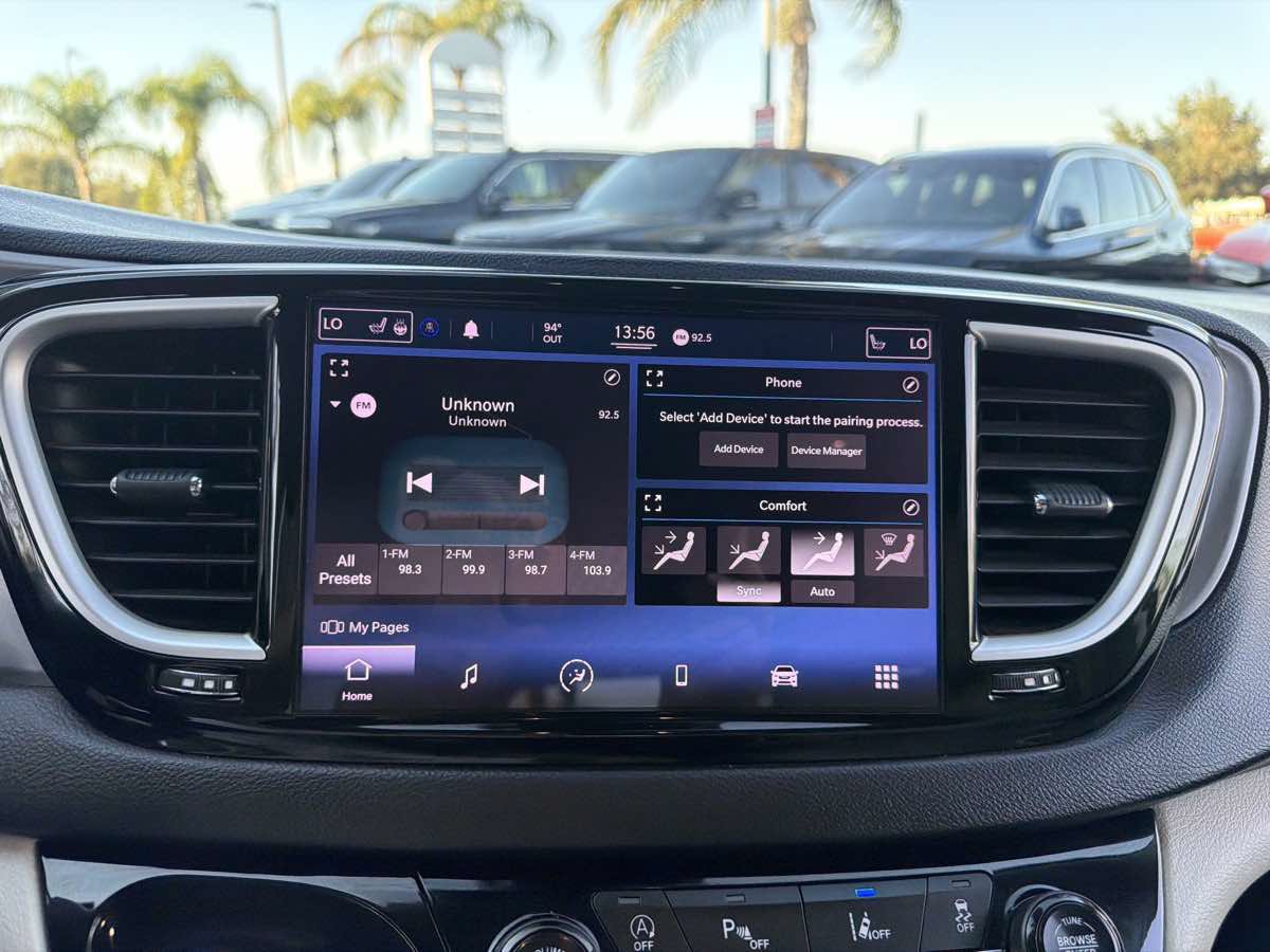 Used 2021 Chrysler Pacifica Touring-L FWD image 39