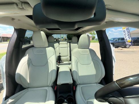 Used 2016 Jeep Cherokee Overland AWD/4WD image 21