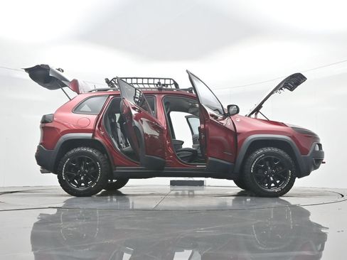 Used 2016 Jeep Cherokee Trailhawk w/ Comfort/Convenience Group AWD/4WD image 45