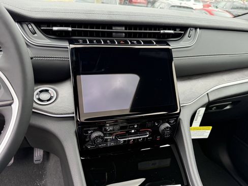 New 2025 Jeep Grand Cherokee Limited w/ Black Appearance Package image 18