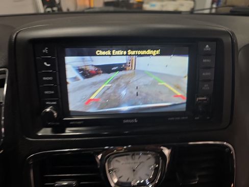 Used 2015 Chrysler Town & Country Touring-L w/ Driver Convenience Group image 24