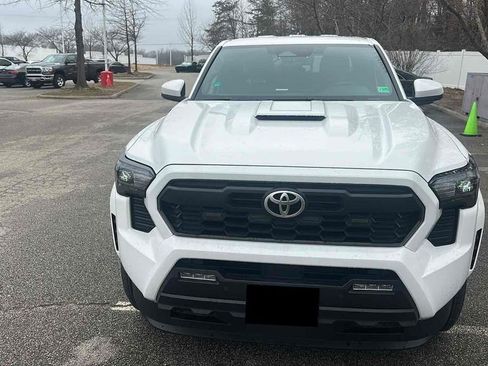 Used 2025 Toyota Tacoma TRD Sport image 2