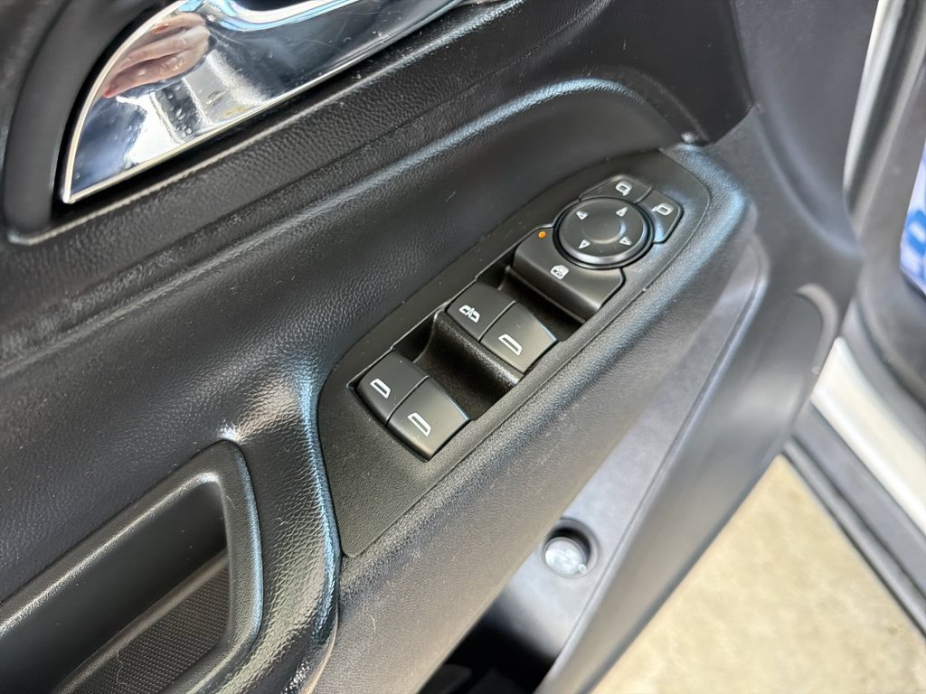 Used 2018 Chevrolet Equinox LT w/ Sun & Infotainment Package FWD image 23