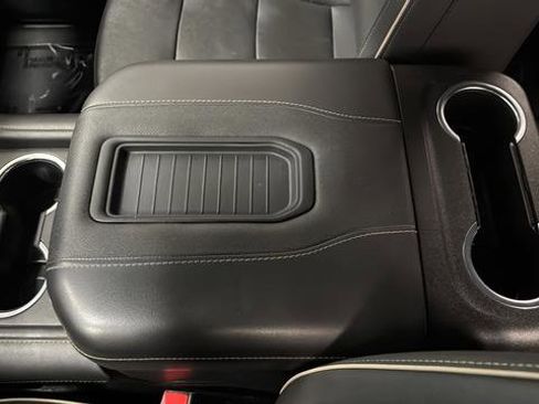 Used 2023 GMC Yukon XL SLT w/ SLT Premium Package image 20