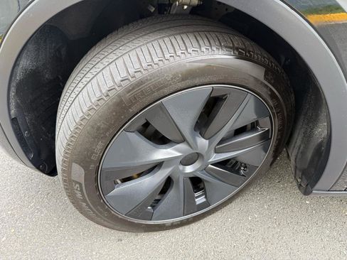 Used 2025 Tesla Model Y Long Range AWD/4WD image 40