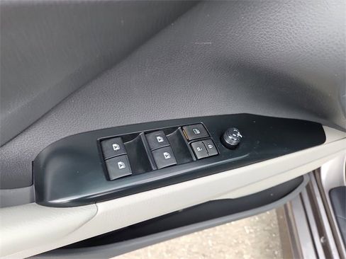 Used 2020 Toyota Camry SE image 18