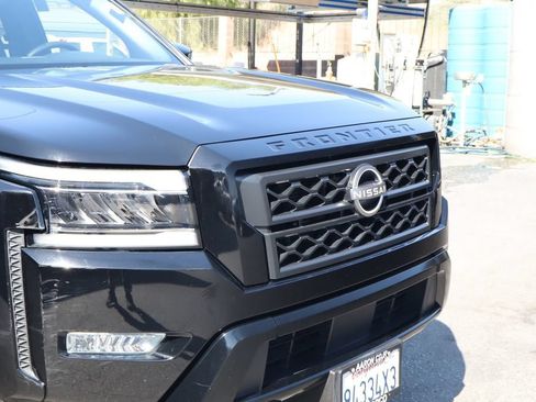 Used 2023 Nissan Frontier SV w/ Midnight Edition Package RWD image 9