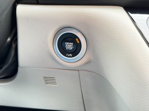 Used 2018 Chrysler Pacifica Touring-L image 19