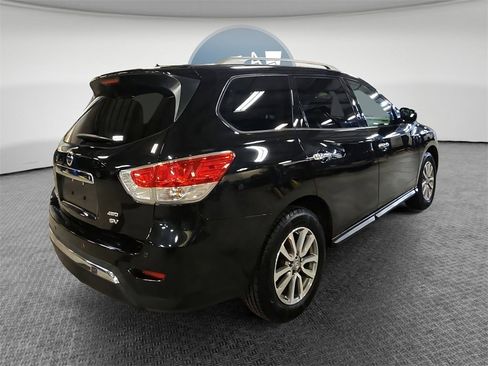 Used 2015 Nissan Pathfinder SV image 3