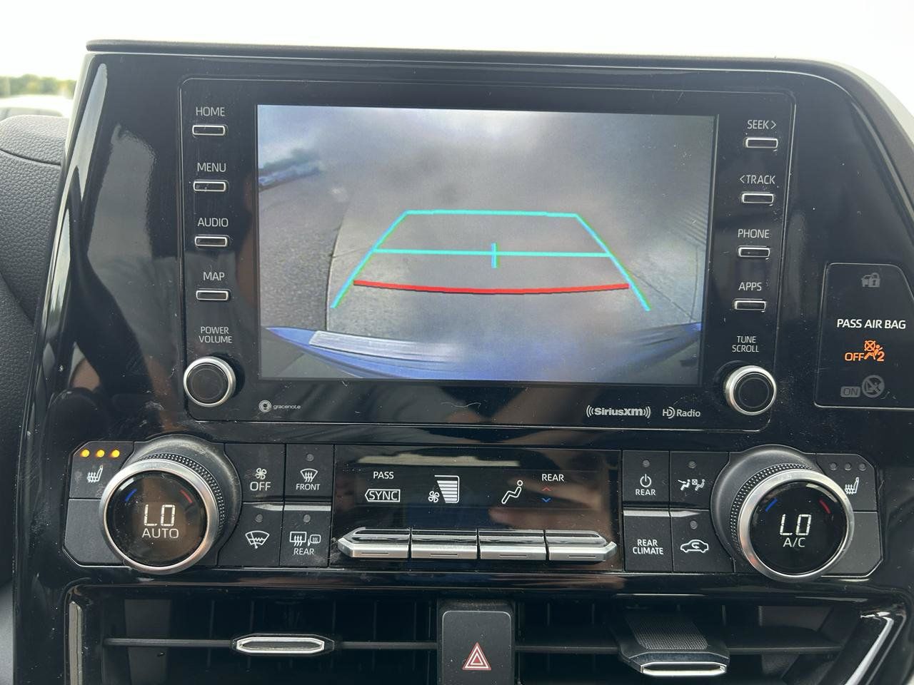 Used 2022 Toyota Highlander XLE AWD/4WD image 25