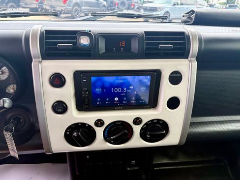 Used 2014 Toyota FJ Cruiser 2WD w/ Convenience Package image 15