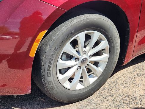 Used 2017 Chrysler Pacifica Touring w/ Tire & Wheel Group FWD image 22