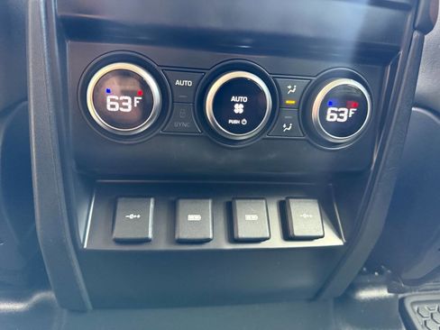 Used 2020 Land Rover Defender 110 SE image 30