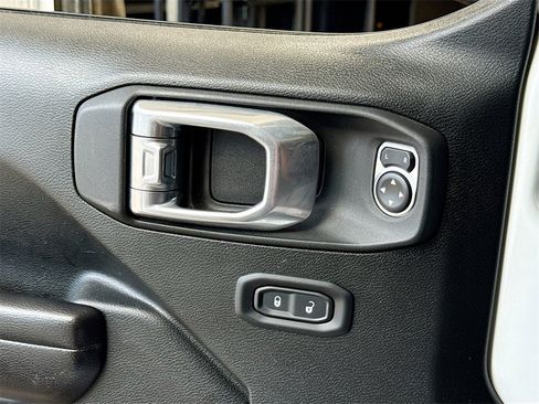 Used 2021 Jeep Gladiator Willys image 21