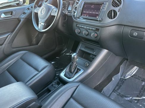 Used 2017 Volkswagen Tiguan S image 17