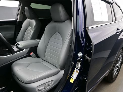 Used 2023 Toyota Highlander XLE image 12