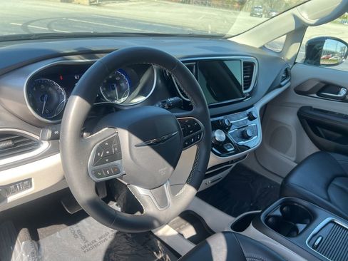 Used 2024 Chrysler Pacifica Touring-L FWD image 17