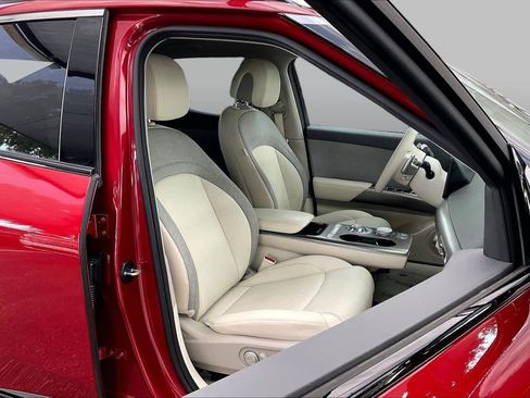 Used 2025 Genesis GV60 RWD image 8
