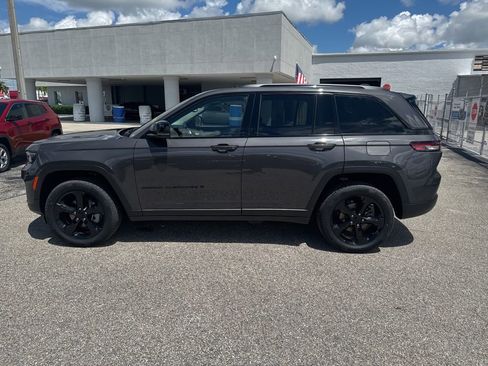 Certified 2023 Jeep Grand Cherokee Limited w/ Black Appearance Package image 13