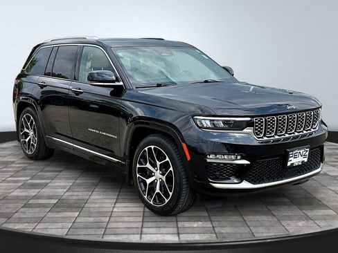 Used 2023 Jeep Grand Cherokee Summit AWD/4WD image 3
