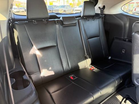 Used 2022 Toyota Highlander XLE FWD image 19