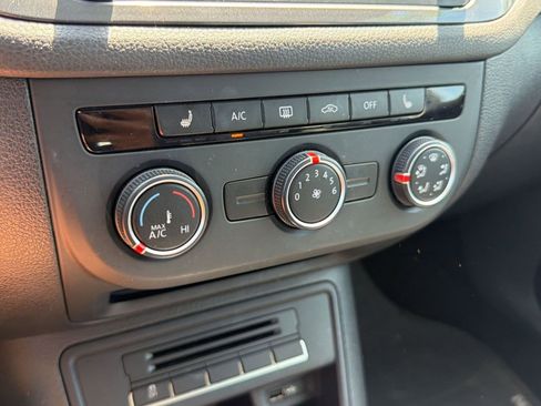 Used 2016 Volkswagen Tiguan S image 18
