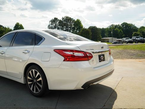 Used 2017 Nissan Altima 2.5 SL w/ Moonroof Package FWD image 21