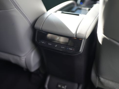 Used 2022 Toyota Highlander XLE image 28